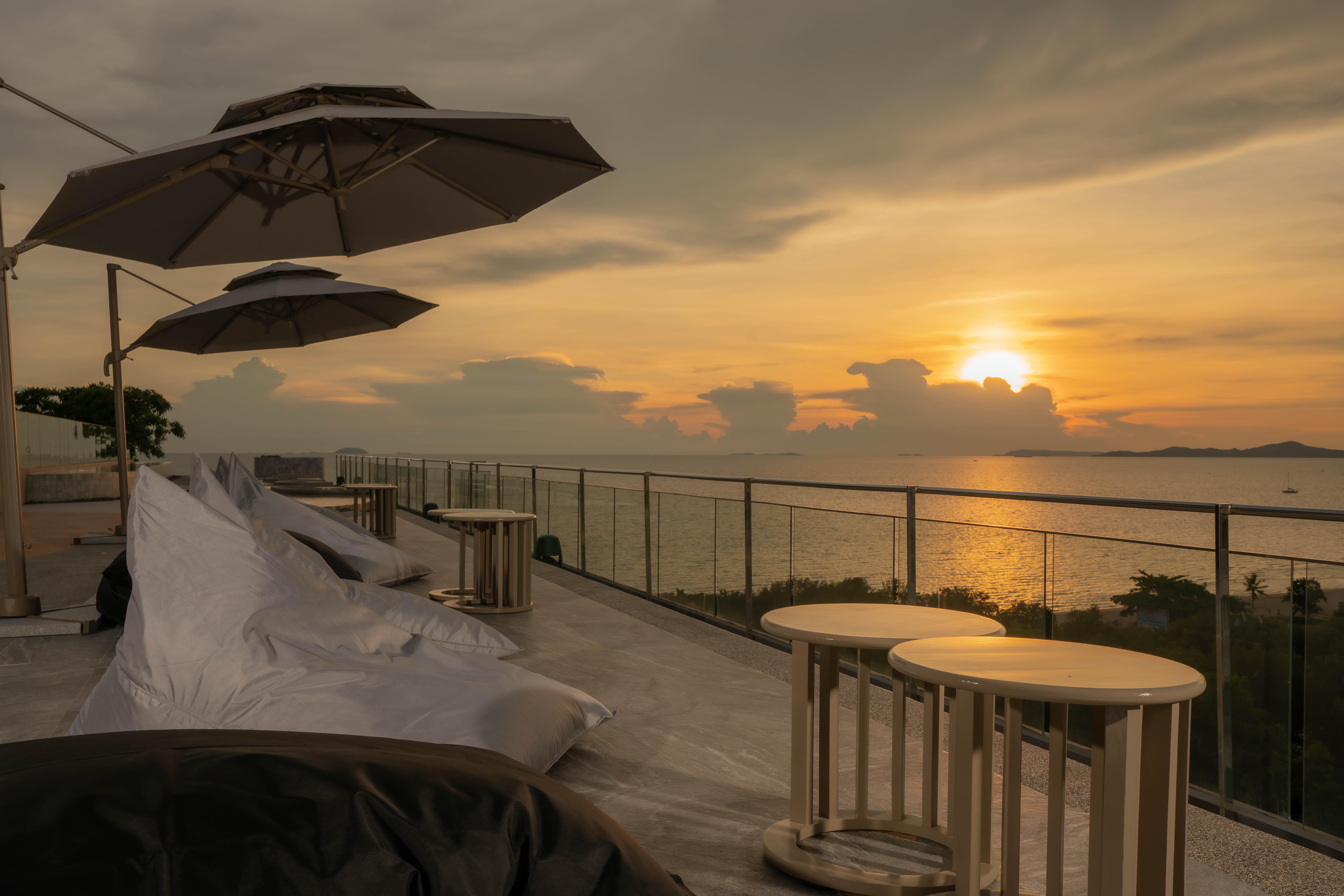 Bayphere Hotel Pattaya Jc Na Chom Thian Exterior foto Sunset at the rooftop bar